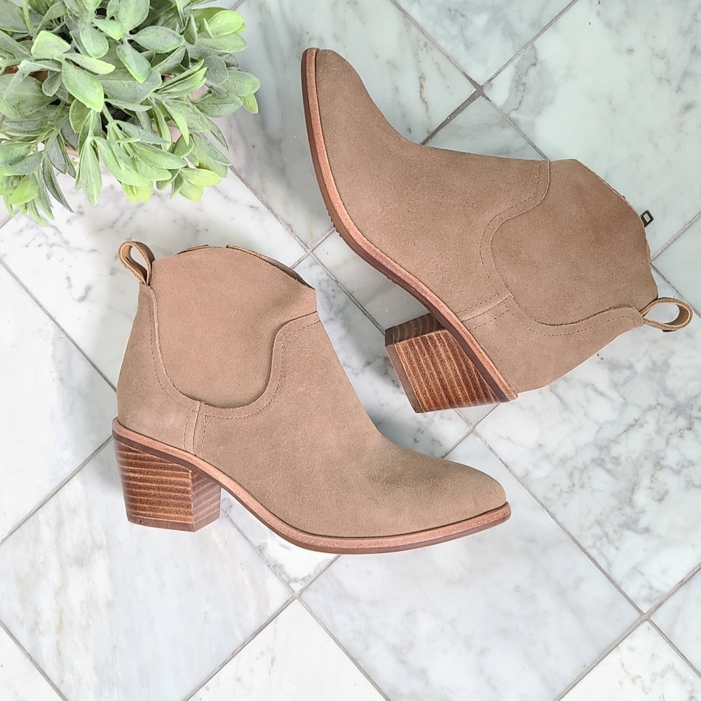 UGG Kingsburg Waterproof Tan Suede Ankle Booties Like New